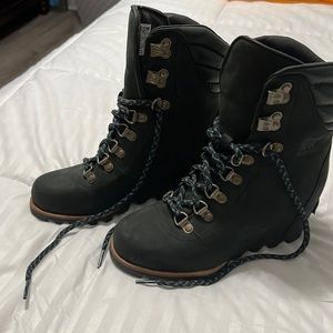 Barely worn SOREL wedge booties, black size 6